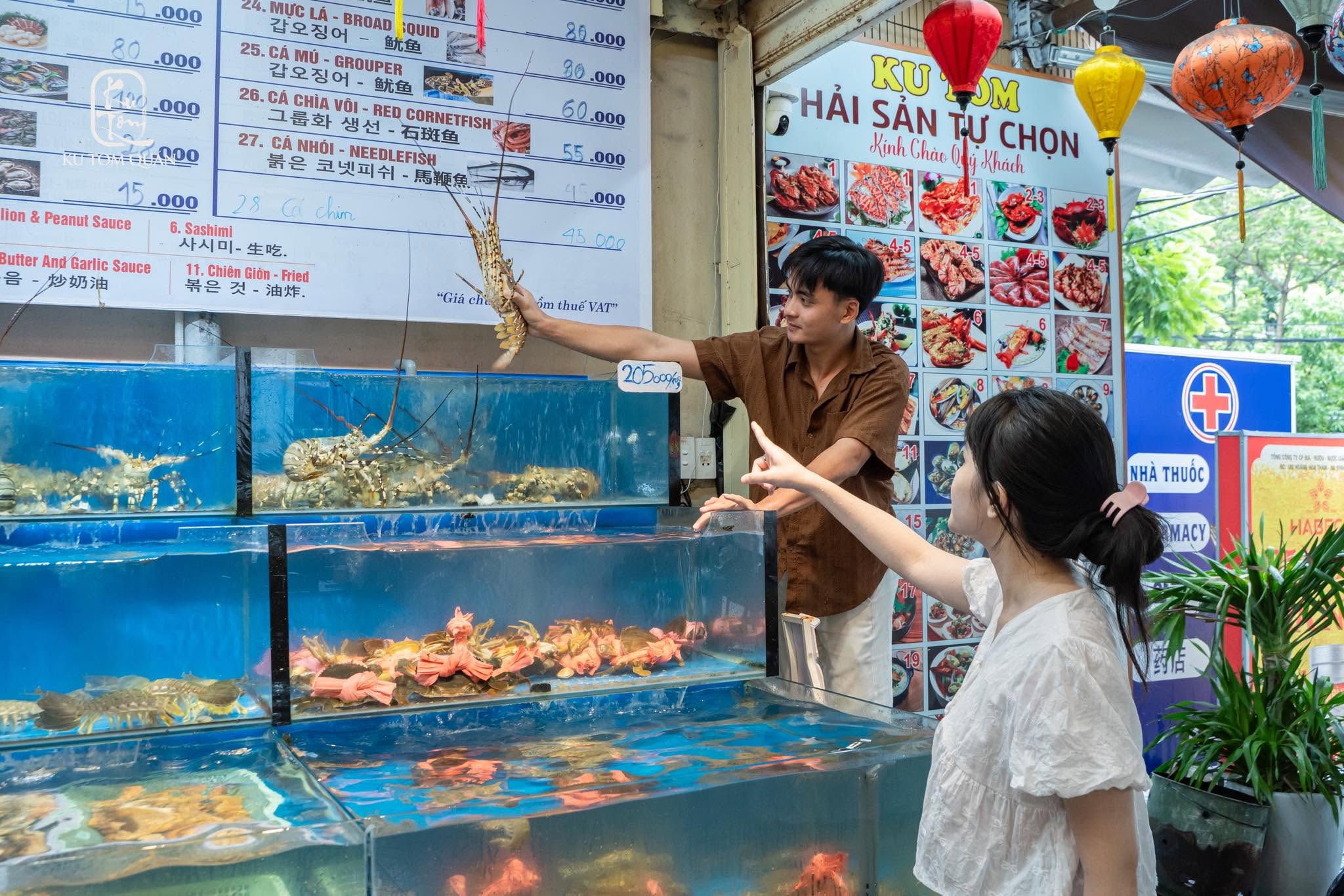 Chọn hải sản tươi ngon