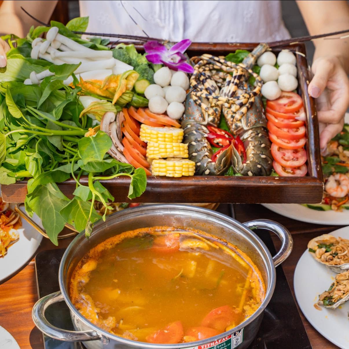 Hải sản tươi sống - tôm hùm nướng